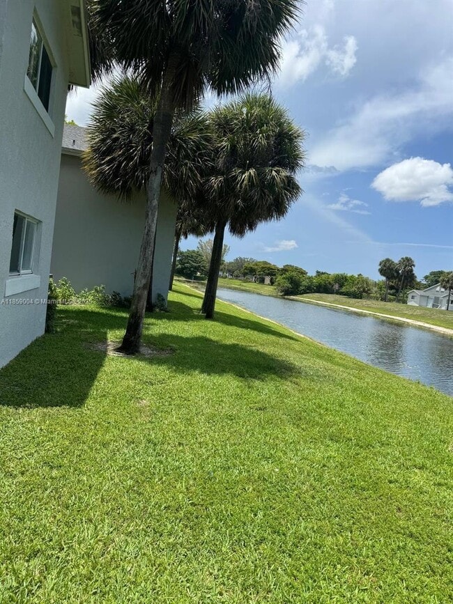 Building Photo - 984 Lake Victoria Dr