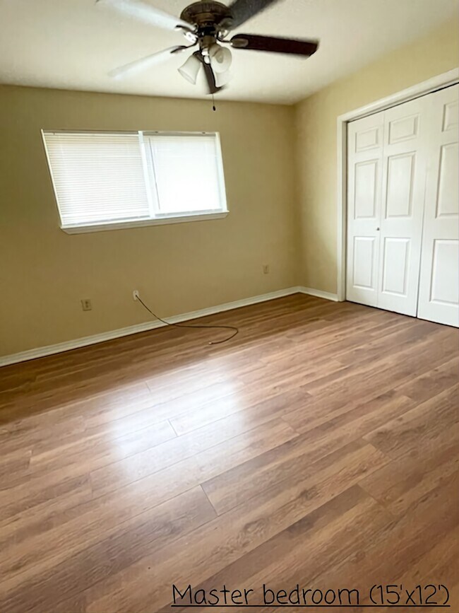 Master bedroom (15'x12') - 7621 Alabama St