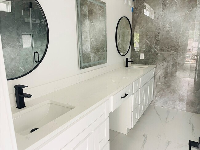 Building Photo - 7203 Weyburn St