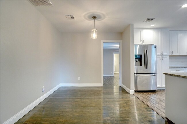 Building Photo - 219 Hartsdale Dr