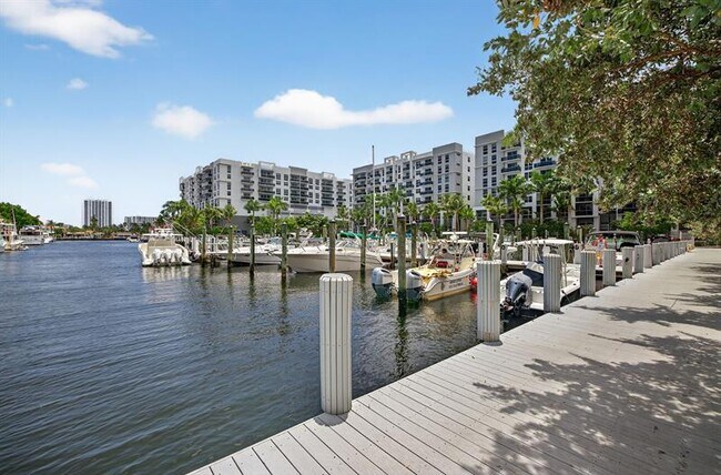 Building Photo - 3200 Port Royale Dr N