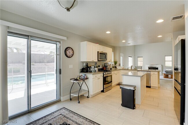 Building Photo - 20 Fantasia Ln