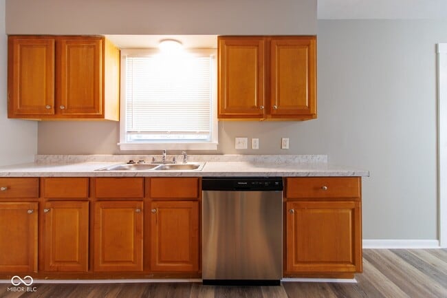 Building Photo - 432 Woodview Dr