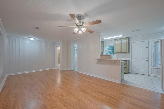 Building Photo - 1372 W Pine Lake Cir