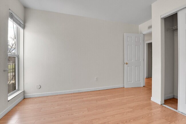 Building Photo - $1,445.00, 2 bed, 1 bath Located in Denver with a washer and dryer + 1/2 off first month rent