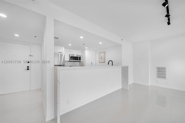 Building Photo - 7601 E Treasure Dr