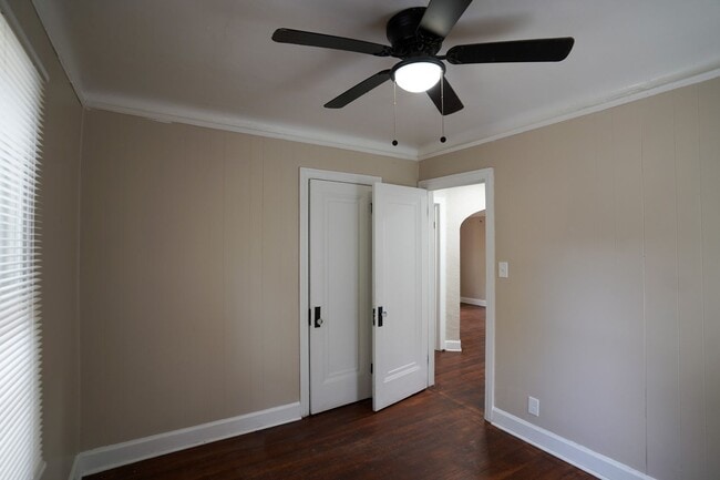 Building Photo - This beautifully updated 3-bedroom, 1-bath...