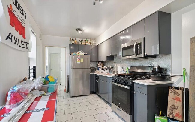 Building Photo - Stunning 6-Bedroom Townhome Near Temple University! Available August 2026!