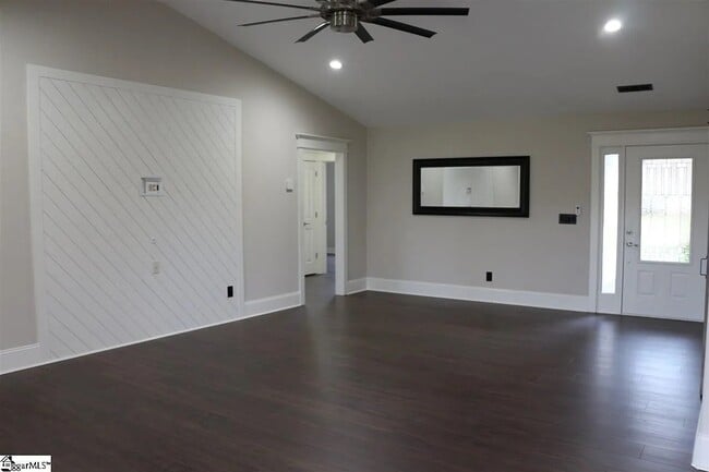 Building Photo - 204 Golden Leaf Ln