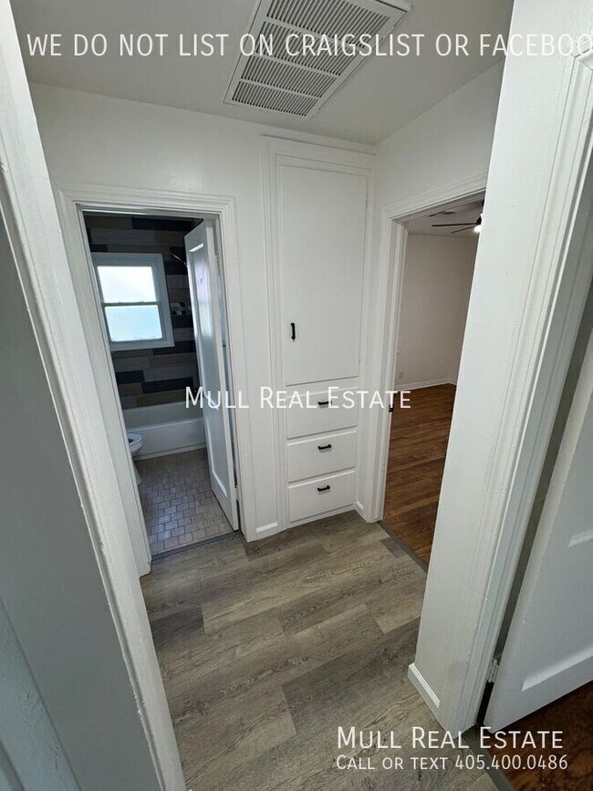 Building Photo - 1801 Oxford Way