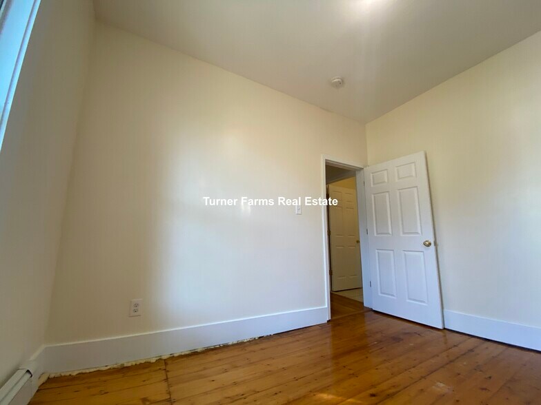 Building Photo - 42 Florence St