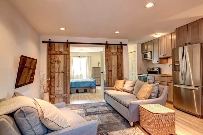 Building Photo - Downtown Breckenridge One Bedroom! Furnished,  Great natural light! 2parking spots!  Best Location