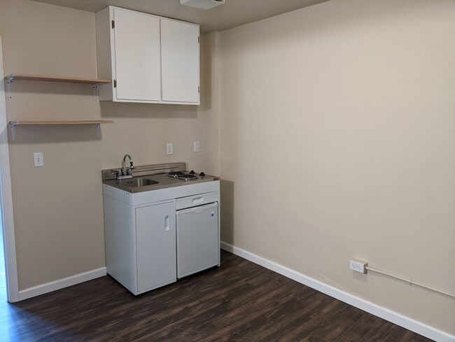 Building Photo - 1-Bedroom, 1-Bath Upstairs Apartment In Do...