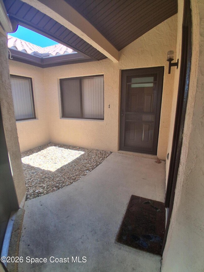 Building Photo - 613 Manatee Dr