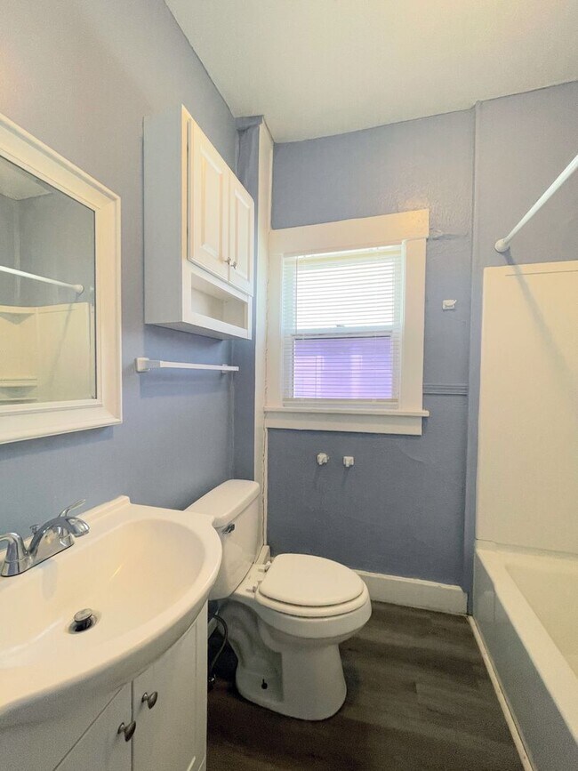 Building Photo - 2 bedroom home with garage