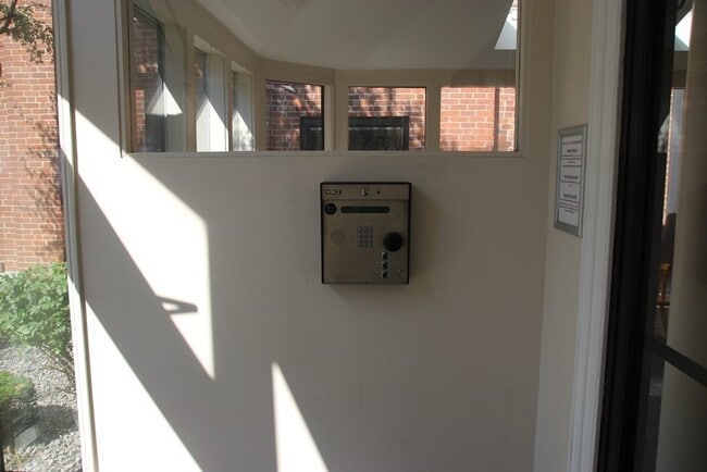 Building Photo - 21 Linden St