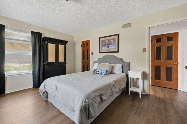 Building Photo - Discover Old World Charm in Northern Hills!