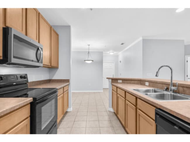 Building Photo - 5988 Summerhill - 2 beds unit with elevato...