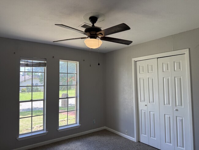 Building Photo - 1833 Skyline Dr