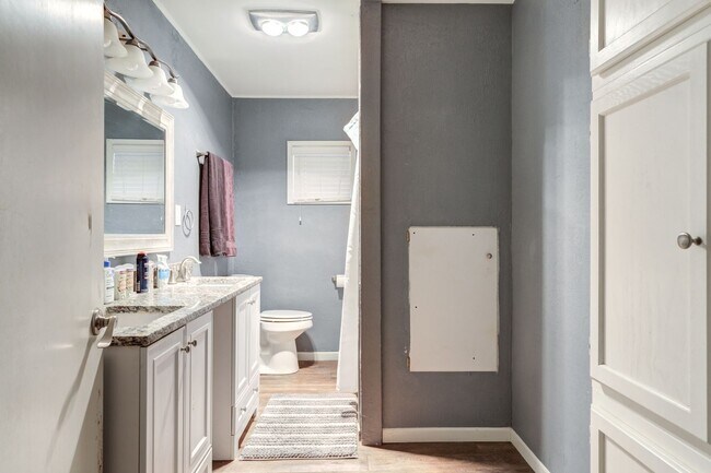 Building Photo - Rare find 5-bedroom 4-bathroom home near T...