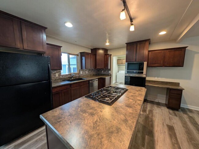 Building Photo - 1167 Westview Dr