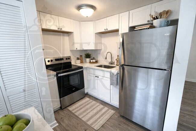 Building Photo - Move In Ready! North Hills School District-2 BR/1BA, Central AC, LVP Floors, Upgraded Kitchen, Ba...