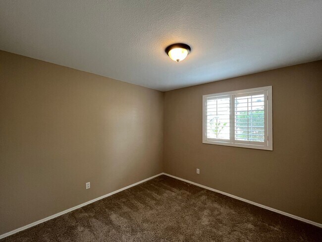 Building Photo - 4 Bedroom Home Near N McQueen Rd and E Cha...