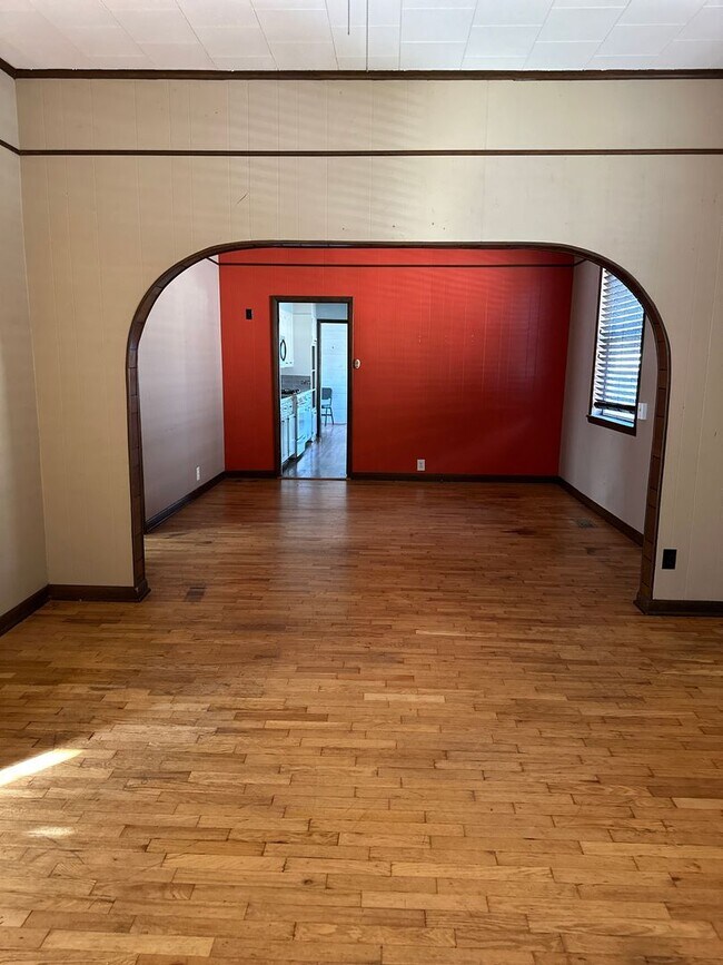 Building Photo - $1,355.00 Move-in-special