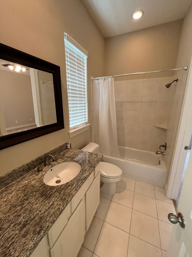Building Photo - Wonderful 4/3.5 Townhome