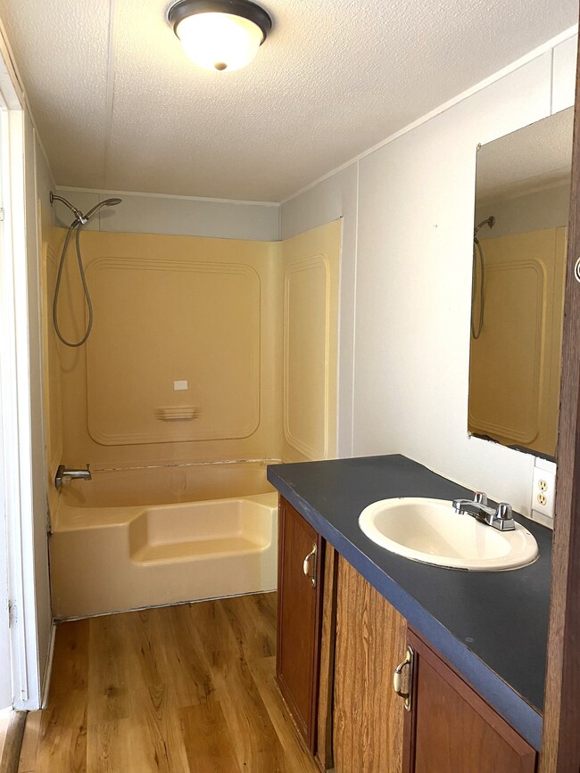 Building Photo - 5907 Cromwell Dr
