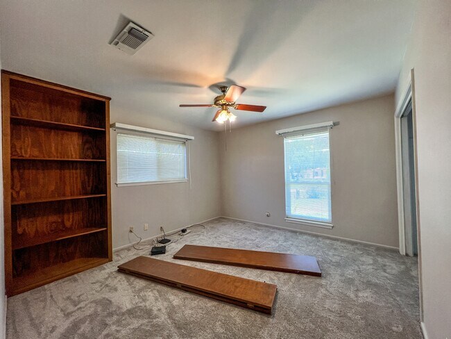 Building Photo - 986 Lone Star Dr
