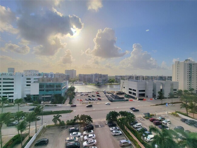 Building Photo - 3505 S Ocean Dr