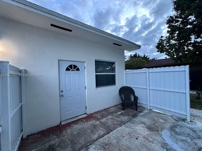 Building Photo - 636 SE 5th Pl