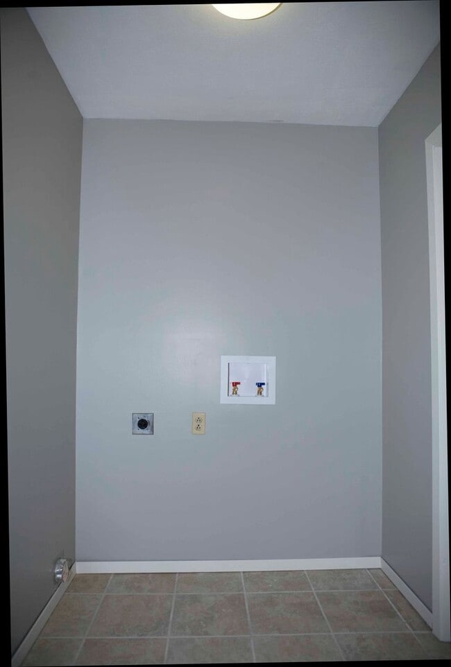 Building Photo - 3-Bedroom, 2-Bathroom Home in Central Spri...