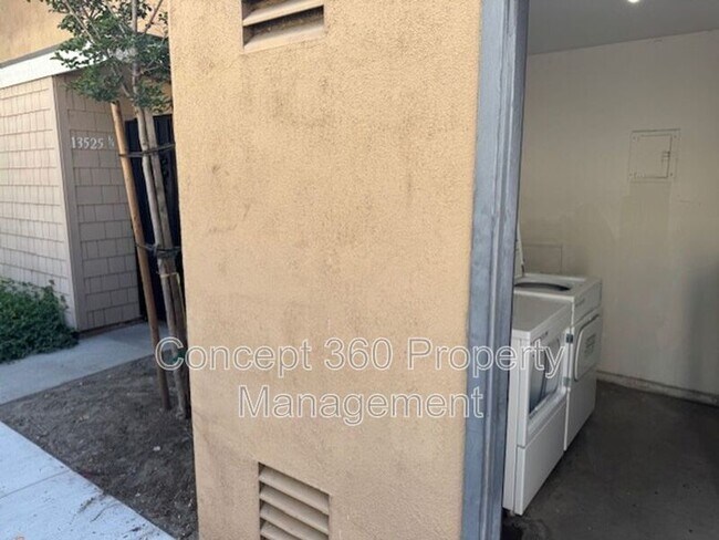 Building Photo - 13525 3/4-13524 Village Dr