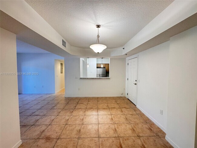 Building Photo - 9340 Fontainebleau Blvd