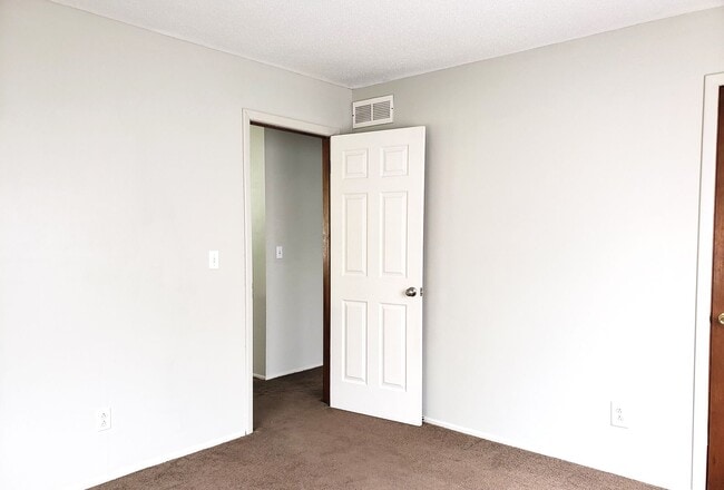 Building Photo - Large 4 bed / 2 bath house for rent