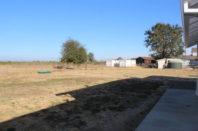 Building Photo - Available Now! Must See 2 Bedroom Home Loc...