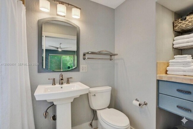 Building Photo - 417 NE 29th St