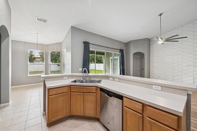 Building Photo - 5057 Coveview Dr