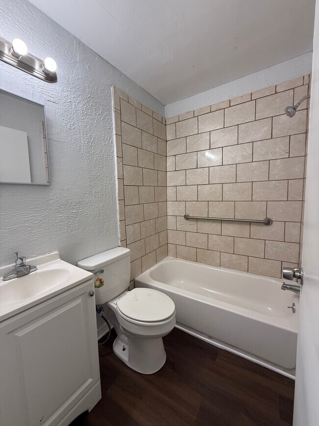 Building Photo - 1976 College Cir S