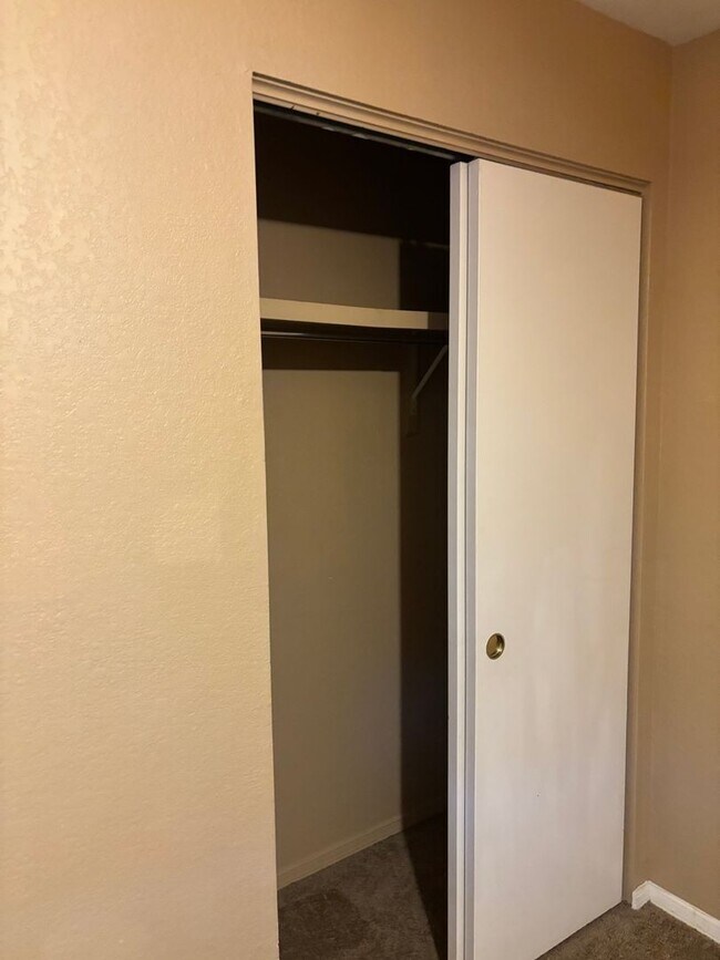 Building Photo - 5475 Valle Alegre