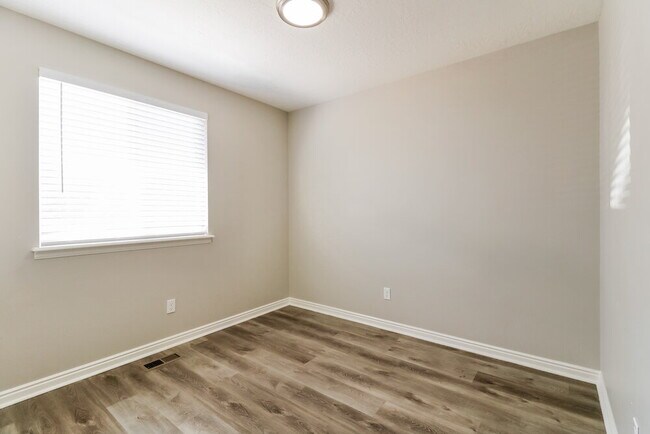 Building Photo - 2114 Juniper Dr