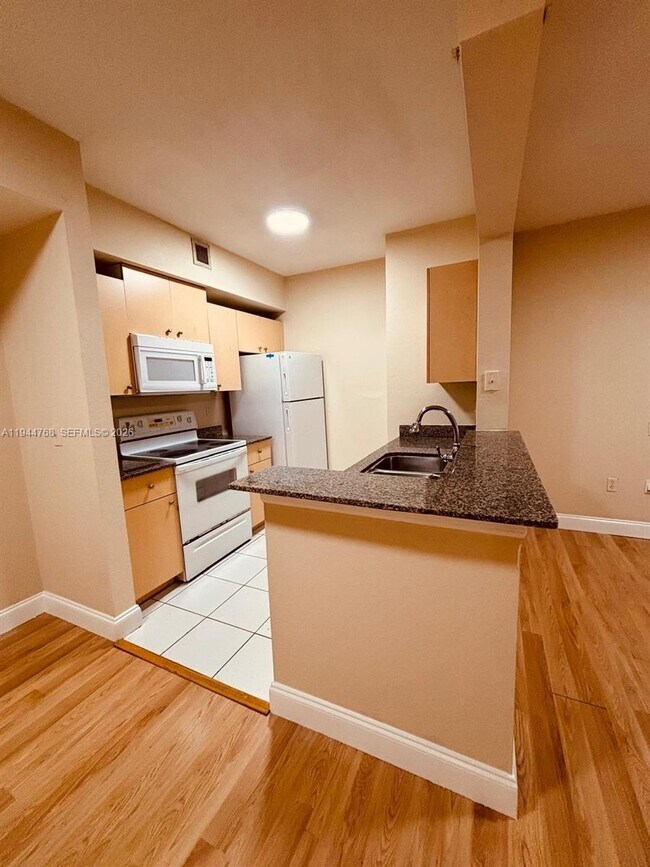 Building Photo - 2548 Centergate Dr