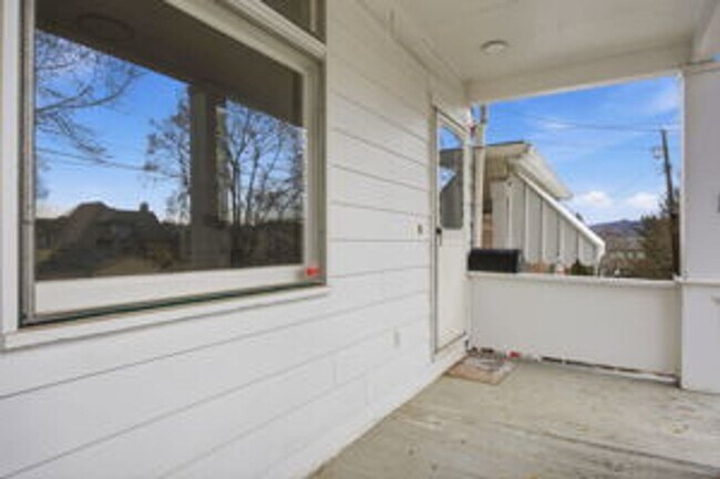 Building Photo - Well-maintained 3-bedroom, 1-bath home in Carnegie! Available Now!!