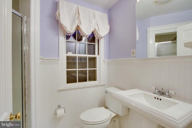 Building Photo - 2210 Boxmere Rd