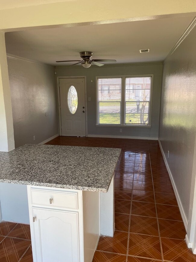 Building Photo - Move in SPECIAL! $995/month