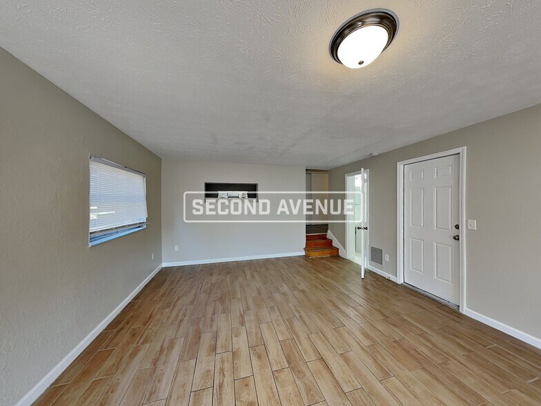 Building Photo - 5943 Jaguar Dr W