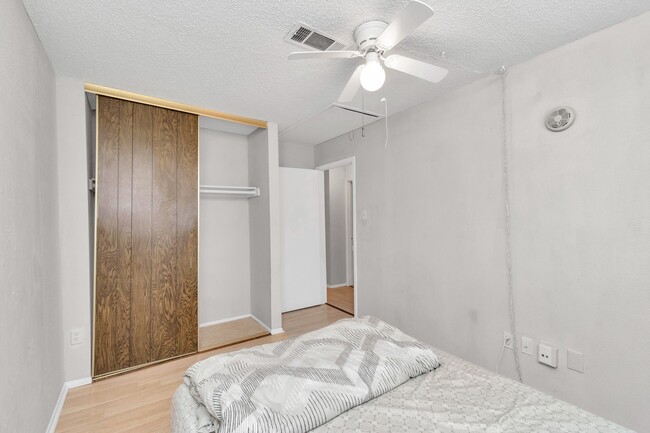 Building Photo - 5837 W Sunforest Dr