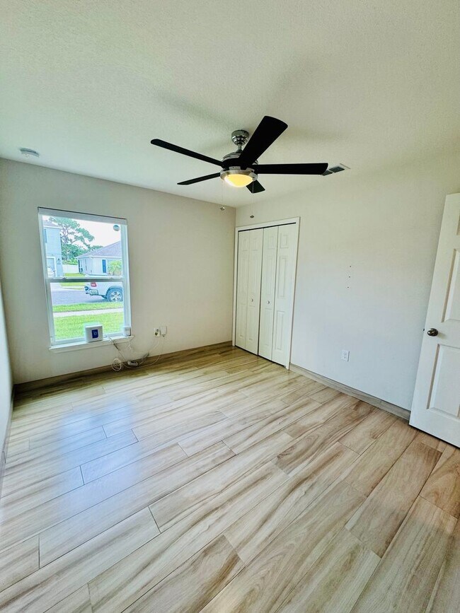 Building Photo - Beautiful 4-Bed, 2-Bath Home in a Prime Location!